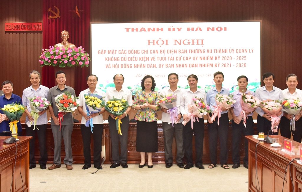 Phó Bí thư Thường trực Thành ủy Hà Nội Ngô Thị Thanh Hằng tặng hoa chúc mừng các đại biểu
