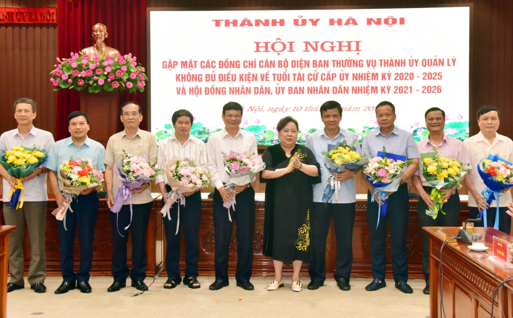 Chủ tịch HĐND thành phố Hà Nội Nguyễn Thị Bích Ngọc tặng hoa chúc mừng các đại biểu.