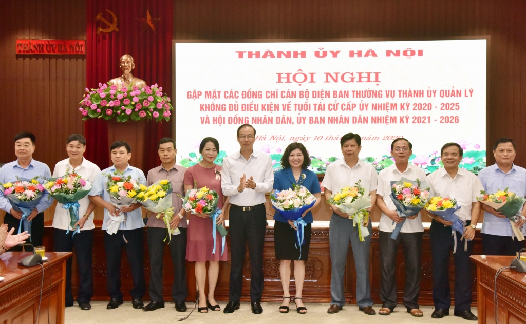 Phó Bí thư Thành ủy Hà Nội Đào Đức Toàn tặng hoa chúc mừng các đại biểu