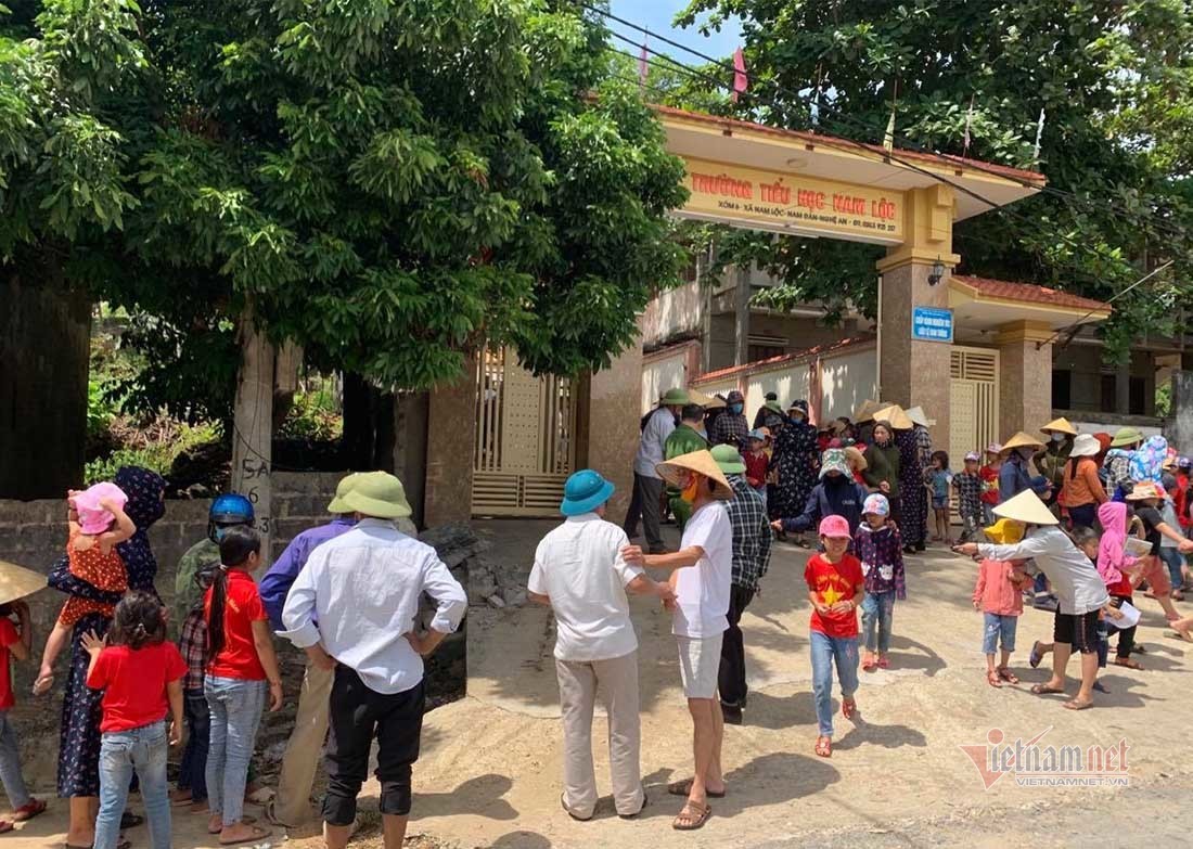 Sập tường rào trước cổng trường, học sinh lớp 5 tử vong