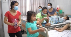 Dùng bữa tại trường, gần 100 học sinh có biểu hiện ngộ độc thực phẩm