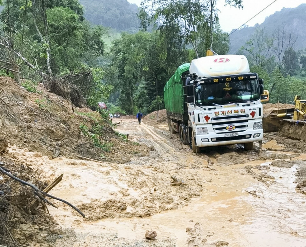 Lượng bùn đất lớn tràn xuống lòng đường khiến tuyến Quốc lộ 279 từ thành phố Điện Biên Phủ đi Cửa khẩu Quốc tế Tây Trang tạm thời tê liệt.