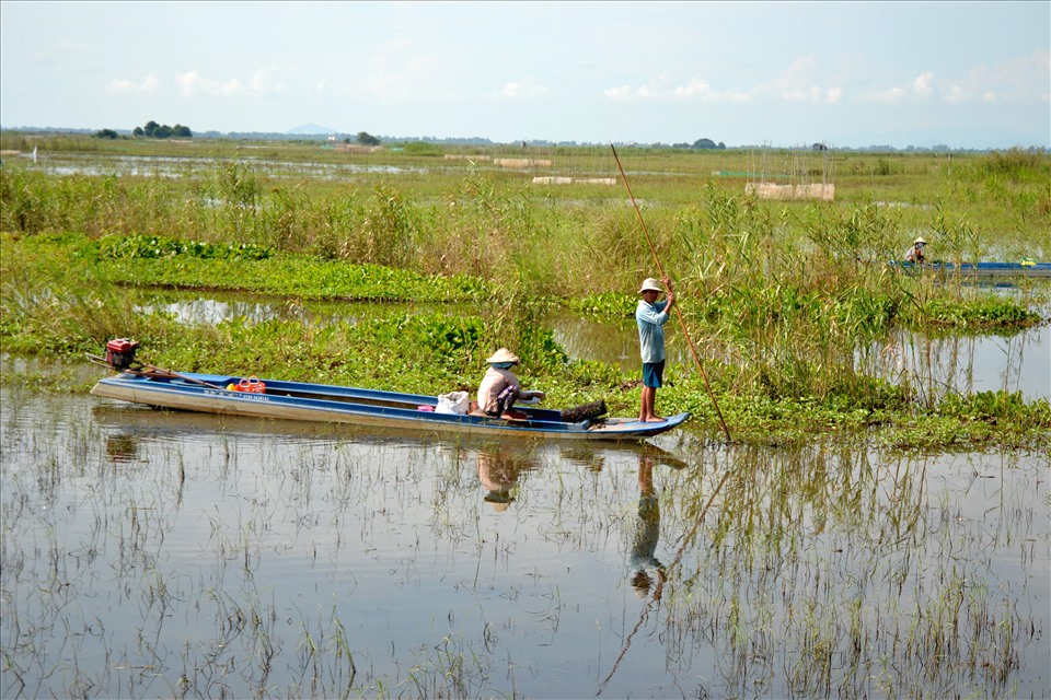 Mực nước lũ cuối tháng 7 âm lịch trên đồng đất xã Nhơn Hội, xã ven biên của huyện đầu nguồn An Phú. Ảnh: Lục Tùng