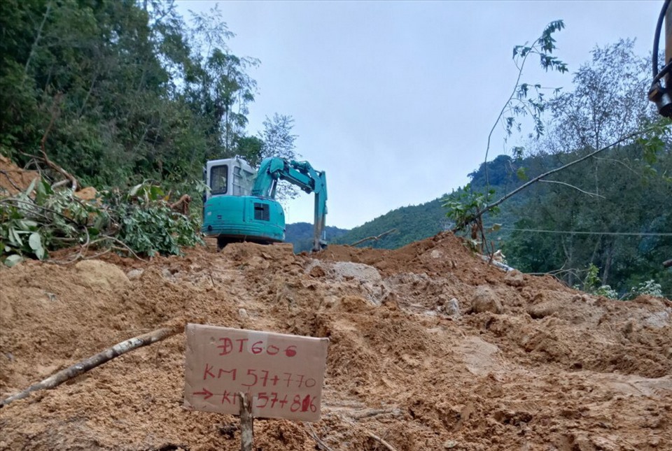 Bão chưa vào đất liền, sạt lở đã gây tắc đường lên vùng cao