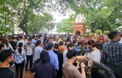 Quên Covid-19, người dân Thủ đô vẫn "nô nức" đi lễ Phủ Tây Hồ ngày đầu tháng 8 âm lịch