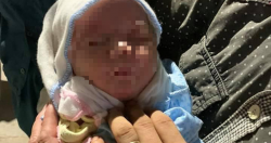 Nữ lao công phát hiện bé gái 10 ngày tuổi trong xe rác ở Hà Nội