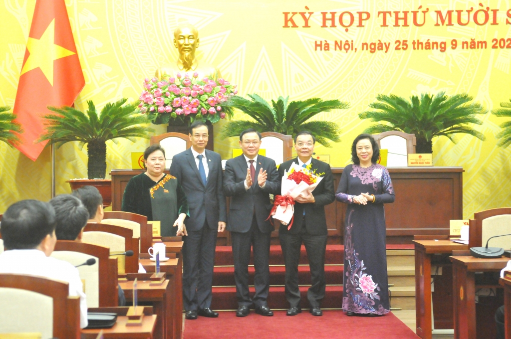 Bí thư Thành ủy Vương Đình Huệ cùng các đồng chí trong Thường trực Thành ủy Hà Nội chúc mừng tân Chủ tịch UBND TP Hà Nội Chu Ngọc Anh