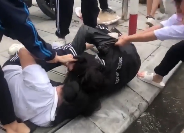 3 nữ sinh lớp 10 bị đình chỉ học vì đánh nhau trước cổng trường