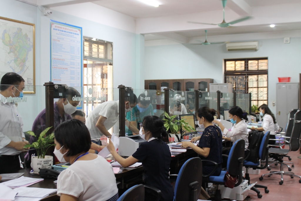 Người dân làm thủ tục tại bộ phận “Một cửa”, tiếp nhận, chuyển trả kết quả giải quyết TTHC qua dịch vụ bưu chính công ích, thuộc Trung tâm Hành chính công tỉnh Bắc Giang