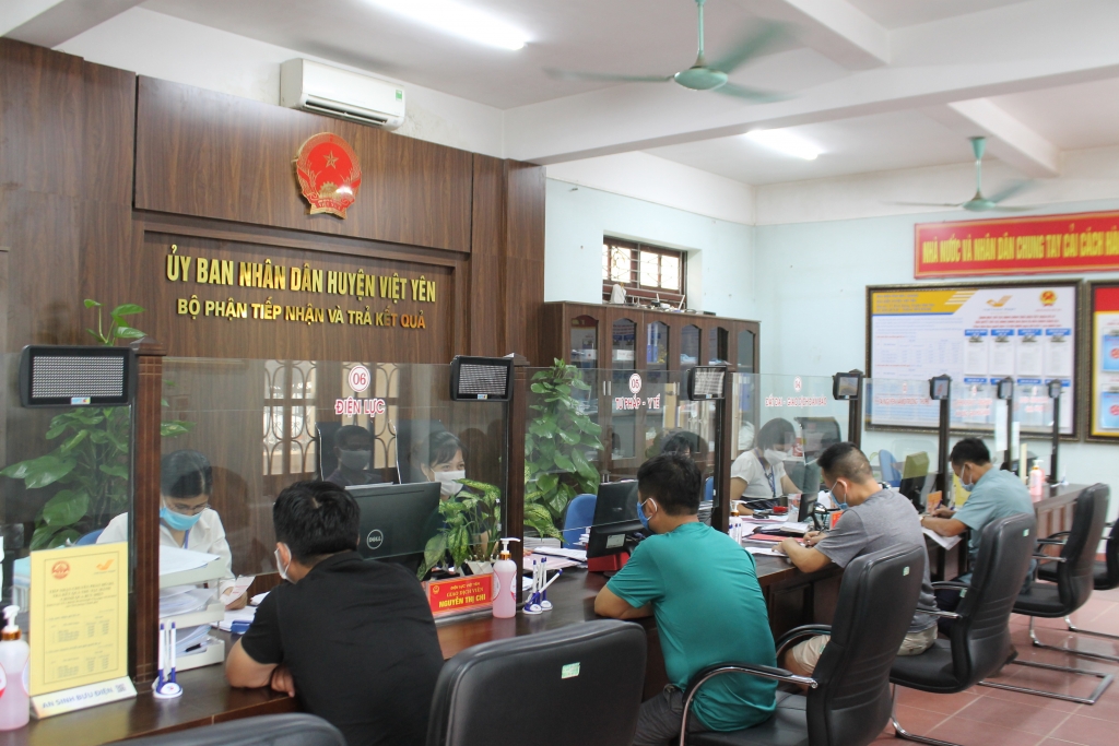 Người dân đến làm việc tại bộ phận tiếp nhận, chuyển trả kết quả giải quyết TTHC qua dịch vụ bưu chính công ích, Trung tâm hành chính công huyện Việt Yên