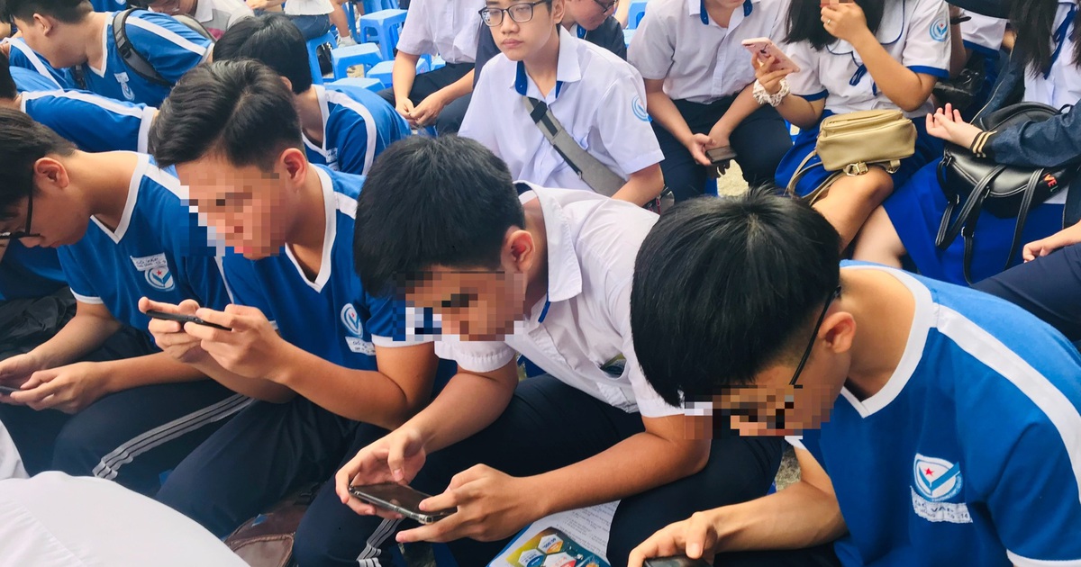 Smartphone  làm "tê liệt" học trò