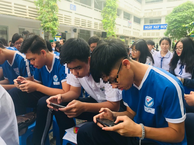 Smartphone  làm tê liệt học trò - 4