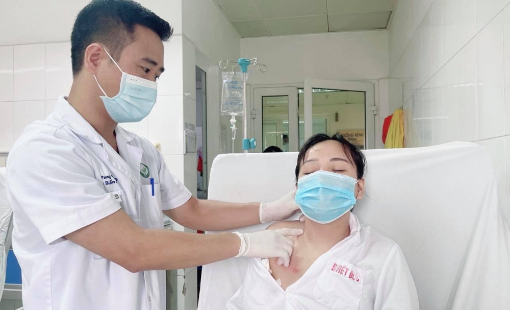 Phẫu thuật điều trị vẹo cổ qua nội soi đường nách lần đầu được thực hiện tại Việt Nam