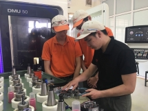 Hợp tác đào tạo theo kiểu "ban ơn"