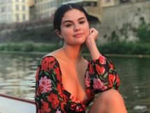 Selena Gomez đã làm gì để làn da dầu không bị bóng, sạch mụn?