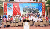 Báo Tuổi trẻ Thủ đô cùng trẻ em vùng cao Yên Bái tới trường