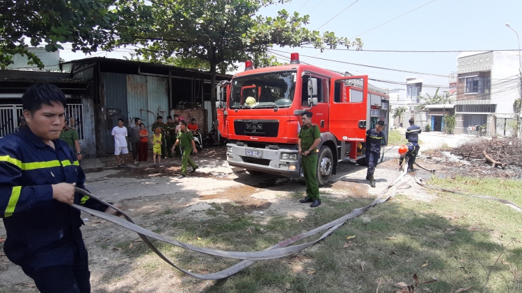 da nang kip thoi dap tat dam chay do nguoi dan dot rac tu phat