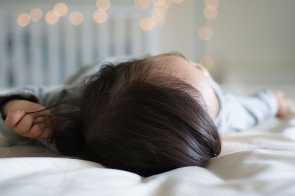 Bé gái 7 tuổi dậy thì sớm vì thói quen ngủ bật đèn suốt 3 năm