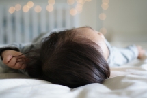 Bé gái 7 tuổi dậy thì sớm vì thói quen ngủ bật đèn suốt 3 năm