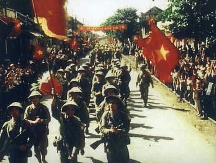 ha noi trung trung quan di nhu song ngay ay va bay gio