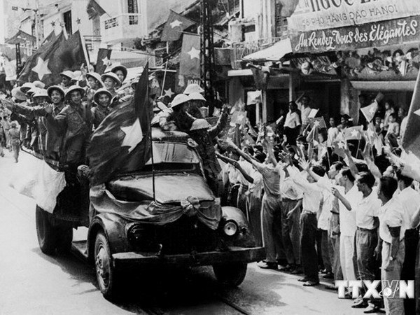 ha noi trung trung quan di nhu song ngay ay va bay gio