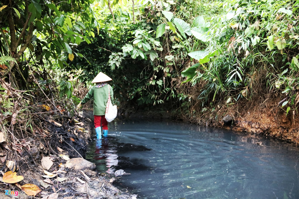 dong suoi gan nha may nuoc song da van den kit sau 1 tuan bi do dau