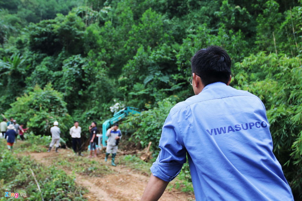 dong suoi gan nha may nuoc song da van den kit sau 1 tuan bi do dau