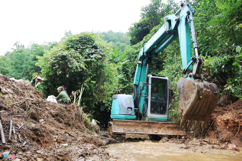 dong suoi gan nha may nuoc song da van den kit sau 1 tuan bi do dau
