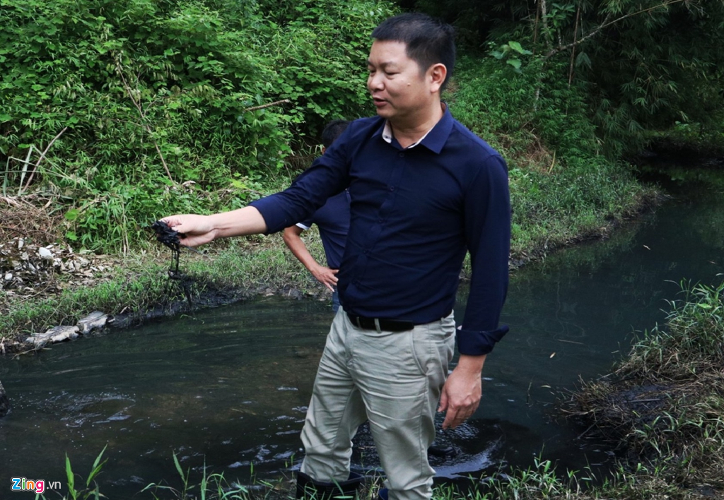 dong suoi gan nha may nuoc song da van den kit sau 1 tuan bi do dau