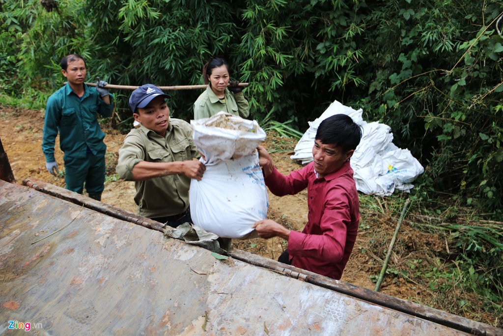 dong suoi gan nha may nuoc song da van den kit sau 1 tuan bi do dau