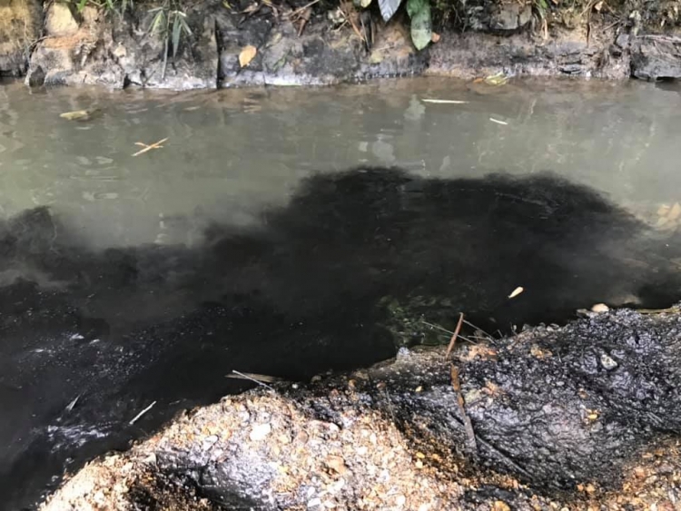 Đổ trộm dầu thải ảnh hưởng tới nguồn cấp nước sông Đà: Khởi tố vụ án hình sự