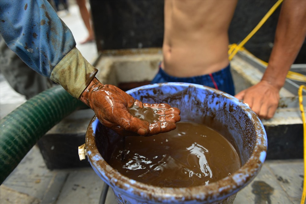 Chung cư Hà Nội rửa bể sau vụ đổ trộm dầu thải: Nước lắng cặn, đặc sệt