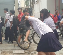 Hai nữ sinh lớp 8 túm, giật tóc nhau ngay trước cổng trường