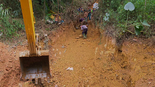 Một tuần đào đất, vét suối xử lý ô nhiễm dầu