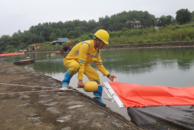 Tiếp tục xử lý môi trường tại nhà máy nước sạch sông Đà sau sự cố ô nhiễm dầu