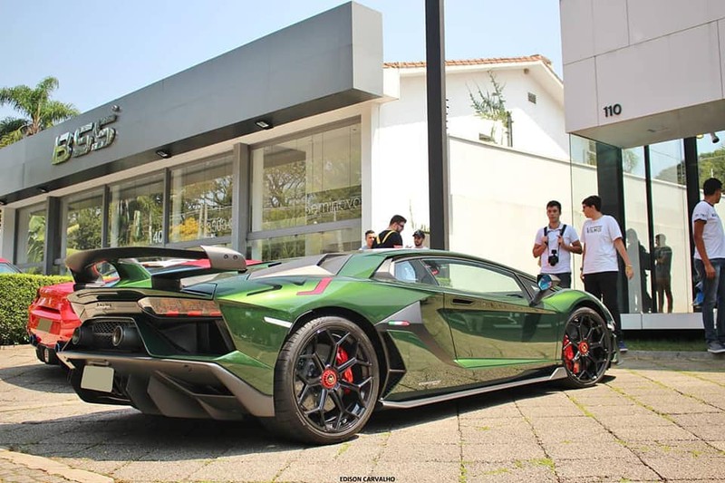 can canh mau son doc tren lamborghini aventador svj