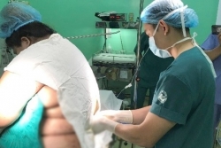 bac si cang thang giup thai phu nang 152 kg sinh con o quang ninh