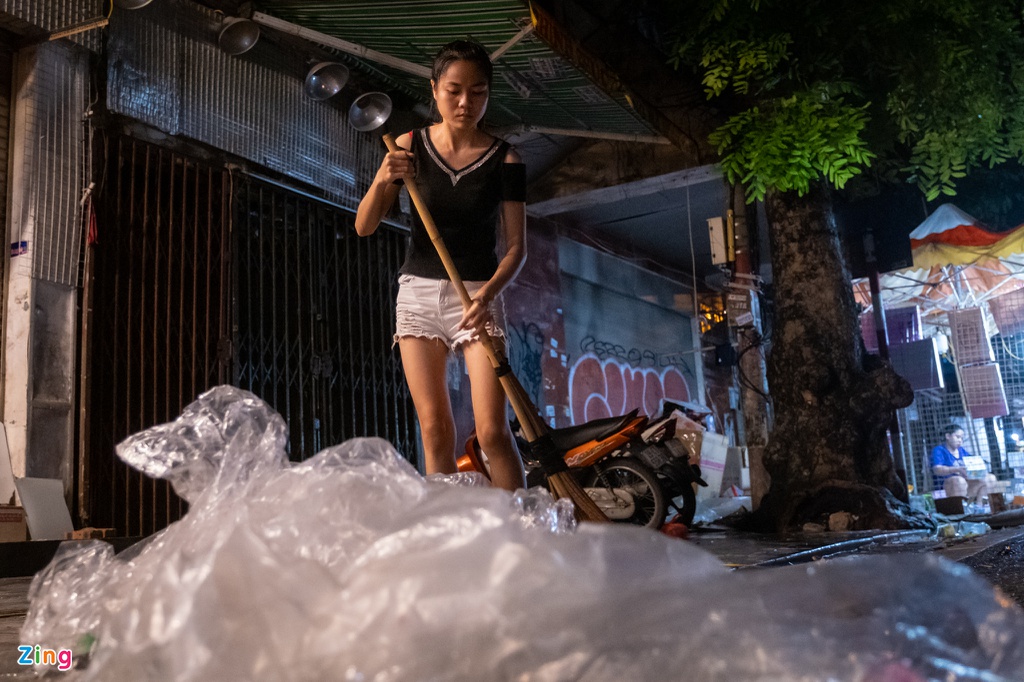 Đường phố ngập rác sau đêm Trung thu