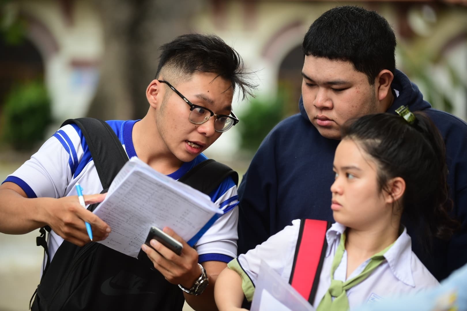 Điểm chuẩn đại học "bùng nổ", nhiều thí sinh lâm vào thế bí