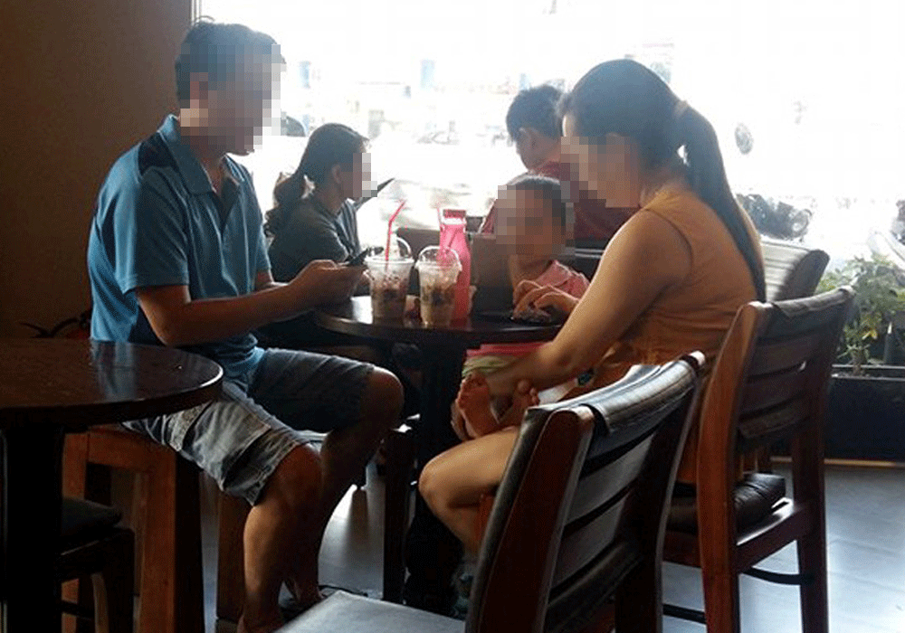 Con trẻ đủ đầy mà “cô đơn” chỉ vì chiếc điện thoại