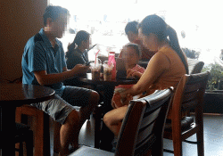 Con trẻ đủ đầy mà “cô đơn” chỉ vì chiếc điện thoại