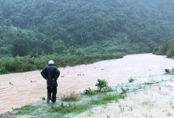 Hai người đàn ông chèo đò qua suối, bị nước lũ cuốn mất tích