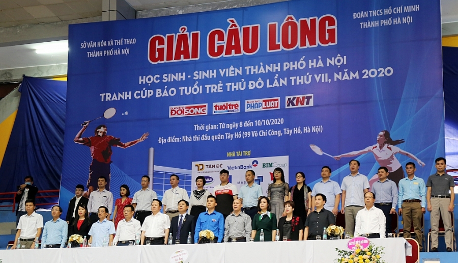 Các đại biểu tham dự lễ khai mạc Giải Cầu lông Học sinh - Sinh viên TP Hà Nội tranh Cúp Báo Tuổi trẻ Thủ đô lần VII 