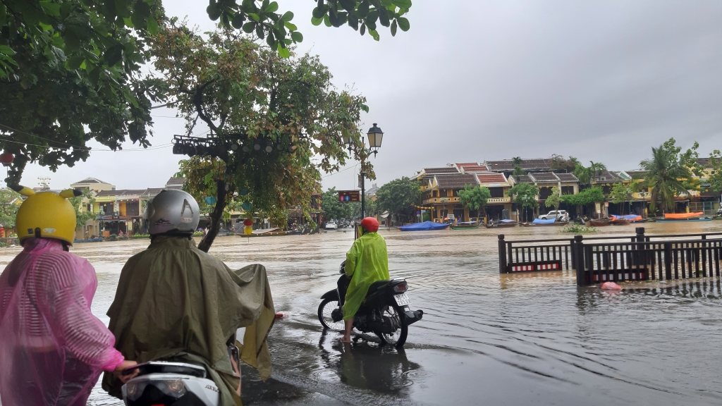 Quảng Nam: Nước sông dâng nhanh, phố cổ Hội An đang ngập lênh láng