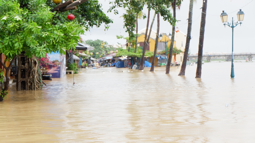 Quảng Nam: Nước sông dâng nhanh, phố cổ Hội An đang ngập lênh láng