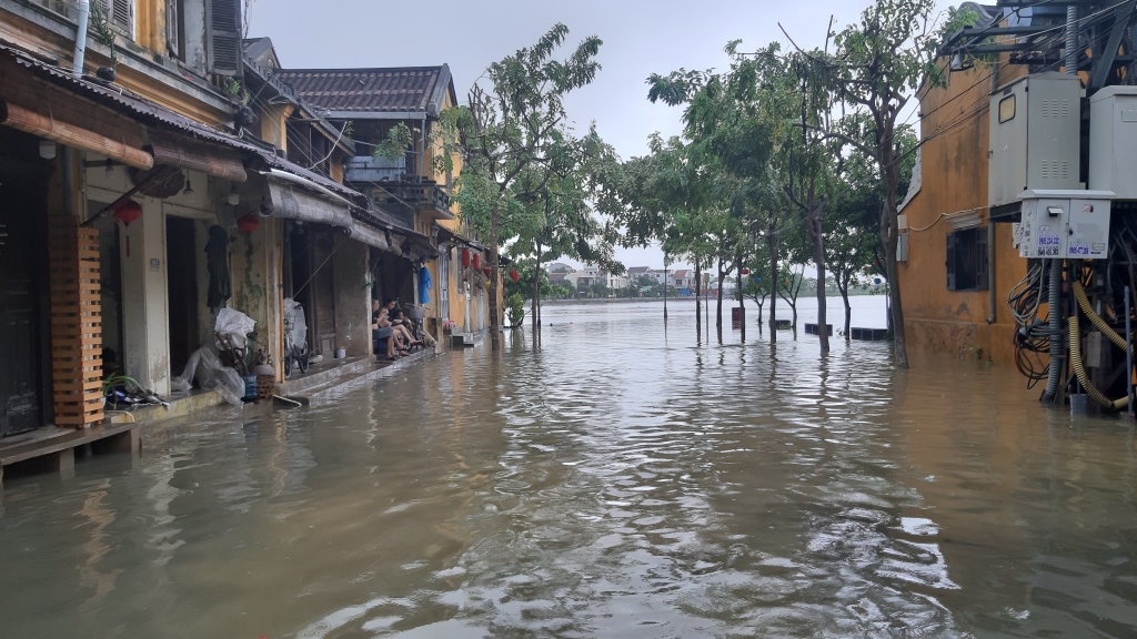 Quảng Nam: Nước sông dâng nhanh, phố cổ Hội An đang ngập lênh láng