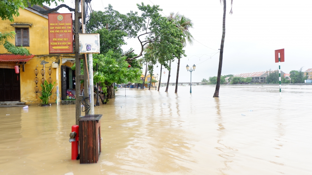 Quảng Nam: Nước sông dâng nhanh, phố cổ Hội An đang ngập lênh láng