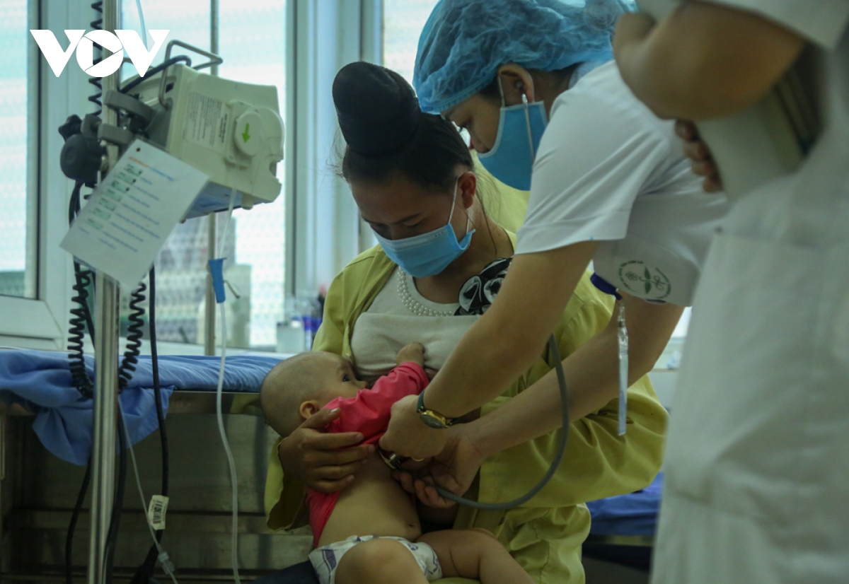 Liên tiếp nhiều trẻ nhỏ nhập viện sau tiêm vaccine 5 trong 1 ở Sơn La
