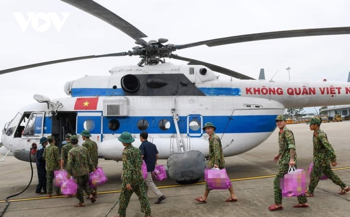 Lực lượng trực thăng quân sự thực hiện nhiệm vụ tìm kiếm các nạn nhân mất tính ở Thừa Thiên - Huế.