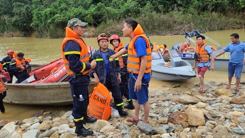 Cứu hộ ở Rào Trăng 3: Huy động thêm người, phương tiện tìm kiếm 16 công nhân mất tích